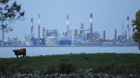 refiners-suffer-from-record-high-natural-gas-prices