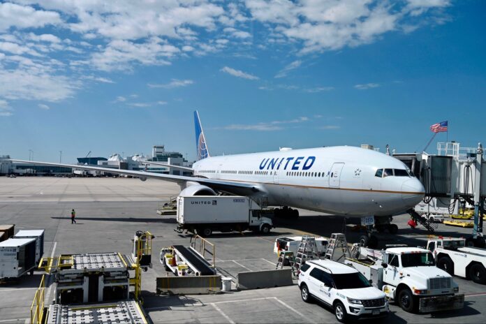 report:-united-airlines-is-losing-millions-by-keeping-unvaccinated-employees-on-paid-leave