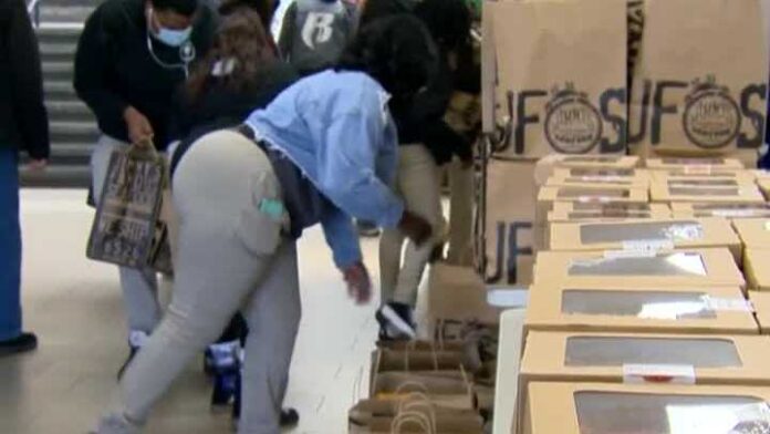 ed-reed’s-foundation-packs-thanksgiving-meals