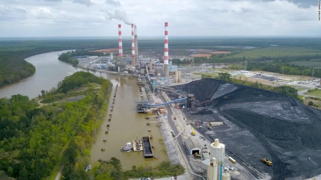 a-dirt-dam-separates-21.7-million-cubic-yards-of-toxic-waste-from-‘america’s-amazon’