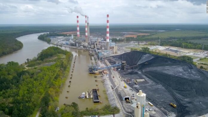 a-dirt-dam-separates-21.7-million-cubic-yards-of-toxic-waste-from-‘america’s-amazon’ a-dirt-dam-separates-21.7-million-cubic-yards-of-toxic-waste-from-‘america’s-amazon’