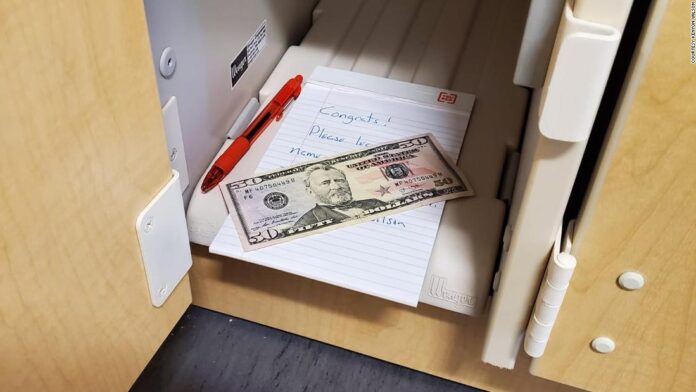 a-professor-hid-a-cash-prize.-all-students-had-to-do-was-read-the-syllabus