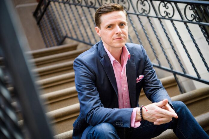 how-a-keynote-speaker-built-a-tiny-business-that-brings-in-seven-figure-revenue