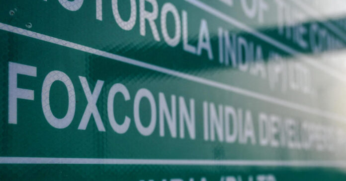 apple-puts-india-iphone-plant-“on-probation”-after-mass-food-poisoning