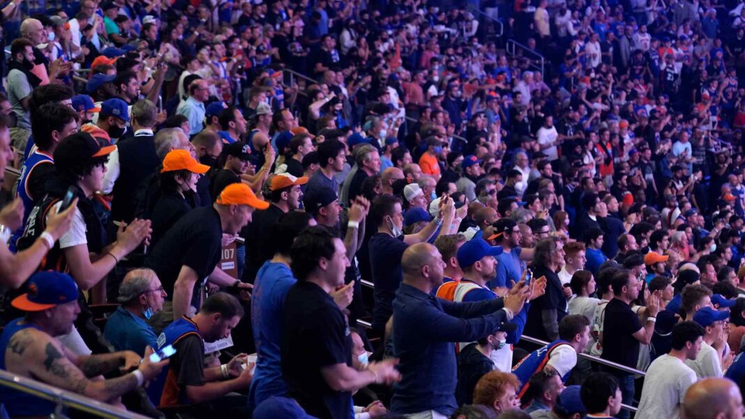 knicks-fan-watches-‘the-office’-on-mute-at-madison-square-garden-rather-than-loss-to-pelicans