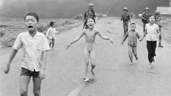 ‘napalm-girl’-at-50:-the-story-of-the-vietnam-war’s-defining-photo