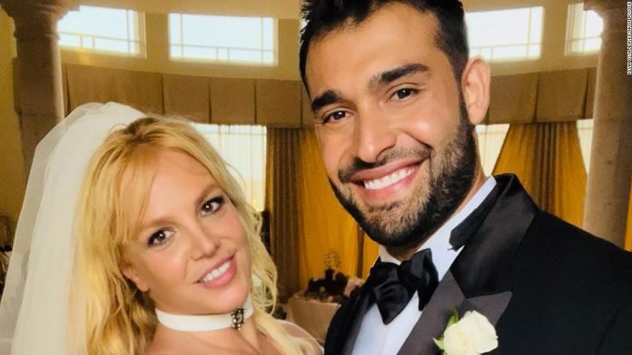 britney-spears-weds-in-custom-versace-gown-that-took-700-hours-to-make britney-spears-weds-in-custom-versace-gown-that-took-700-hours-to-make