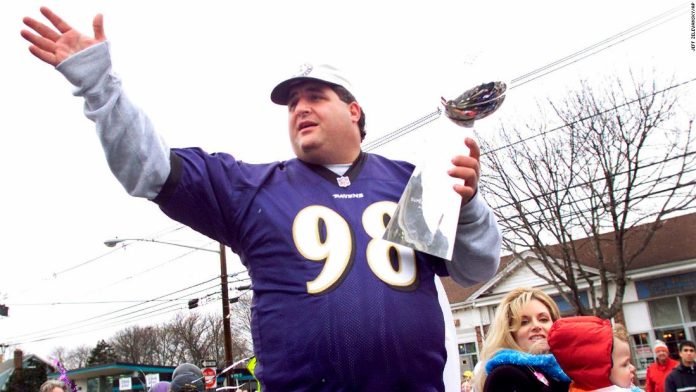 tony-siragusa,-super-bowl-winner-turned-fun-loving-sideline-reporter,-dies-at-age-55