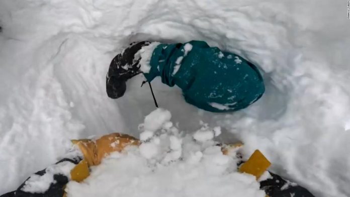 a-snowboarder-got-buried-upside-down-in-snow-see-skier’s-quick-reaction.